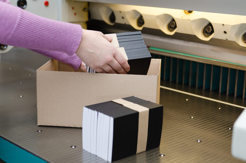 Weiterverarbeitung von Druck in der Druckerei Elmshorn, Schneiden, Sonderabmessungen, Verpacken, Heftklammern, Nuten, Falzen